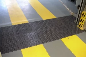 Ipari padlóborításra alkalmas anyagból készül